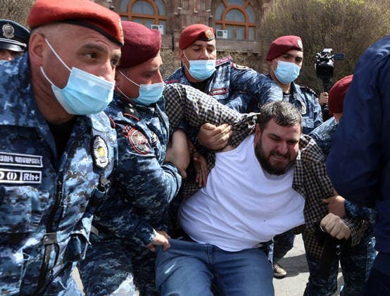 Bilder des Jahres 2021, News 04 April News Themen der Woche KW14 YEREVAN, ARMENIA - APRIL 7, 2021: Police officers detain a participant in a rally for the resignation of Armenian Prime Minister Nikol Pashinyan outside the offices of the Government of Armenia. Stepan Poghosyan Photolure TASS  TS0FBD20