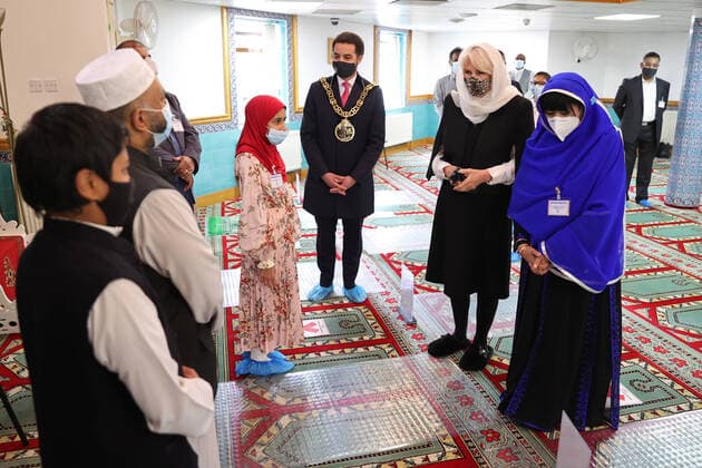 Bilder des Jahres 2021, Entertainment 04 April Entertainment Themen der Woche KW14 Entertainment Bilder des Tages . 07 04 2021. London, United Kingdom. Camilla, the Duchess of Cornwall, during a visit to the London Islamic Cultural Society at Wightman Road Mosque in London.  xPoolx xi-Imagesx IIM-22102-0022