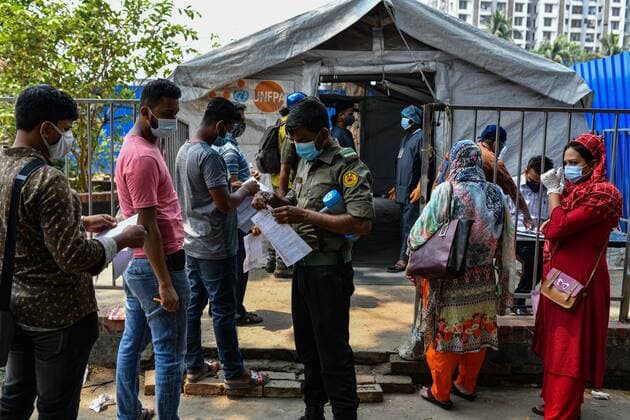April 6, 2021, Dhaka, Dhaka, Bangladesh: Bangladeshi people waiting in a queue as they are not maintaining social distancing in front of the sample collection booth to get tested for the COVID-19 infection at a Shaheed Suhrawardy Medical College and Hospital in Dhaka, Bangladesh on April 07, 2021. Dhaka Bangladesh - ZUMAc321 20210406_zip_c321_001 Copyright: xZabedxHasnainxChowdhuryx