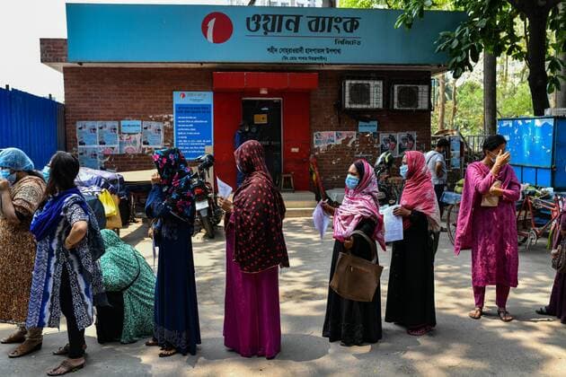 April 6, 2021, Dhaka, Dhaka, Bangladesh: Bangladeshi people waiting in a queue as they are not maintaining social distancing in front of the sample collection booth to get tested for the COVID-19 infection at a Shaheed Suhrawardy Medical College and Hospital in Dhaka, Bangladesh on April 07, 2021. Dhaka Bangladesh - ZUMAc321 20210406_zip_c321_003 Copyright: xZabedxHasnainxChowdhuryx