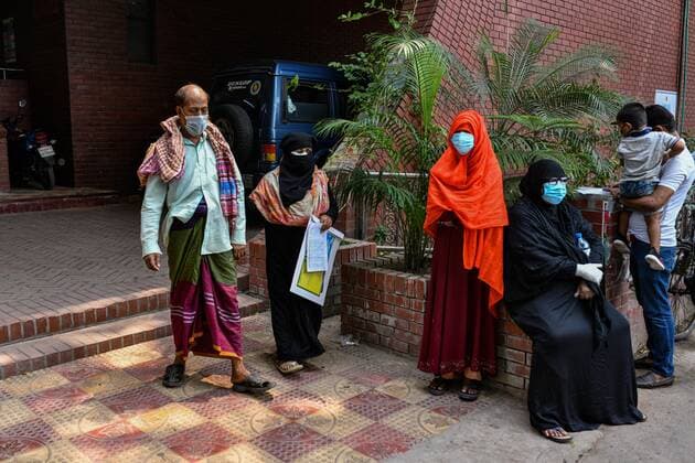 April 6, 2021, Dhaka, Dhaka, Bangladesh: Bangladeshi people waiting in front of the sample collection booth to get tested for the COVID-19 infection at a Shaheed Suhrawardy Medical College and Hospital in Dhaka, Bangladesh on April 07, 2021. Dhaka Bangladesh - ZUMAc321 20210406_zip_c321_004 Copyright: xZabedxHasnainxChowdhuryx