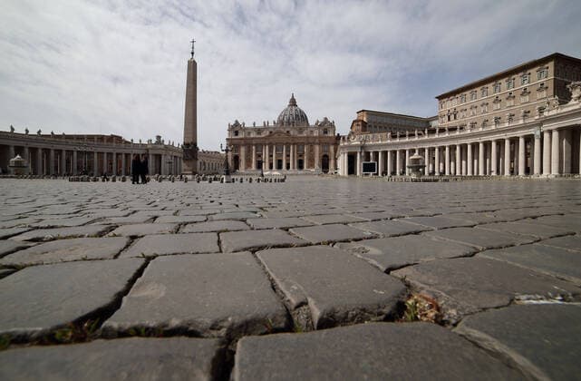 April 7, 2021 - Rome is still closed city due to continuing restrictions to combat the pandemic. Close restaurants, bar and pizzerias, absence of tourists and desert square in the the historic center of Rome. In the image St. Peter s Square. Credit Image: via ZUMA Wire) Romne, Italy - ZUMAi15_ 20210407_zaf_i15_002 Copyright: xEvandroxInettix