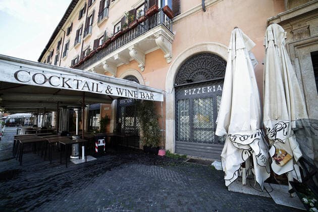News Bilder des Tages April 7, 2021 - Rome is still closed city due to continuing restrictions to combat the pandemic. Close restaurants, bar and pizzerias, absence of tourists and desert square in the the historic center of Rome. Credit Image: via ZUMA Wire) Romne, Italy - ZUMAi15_ 20210407_zaf_i15_011 Copyright: xEvandroxInettix