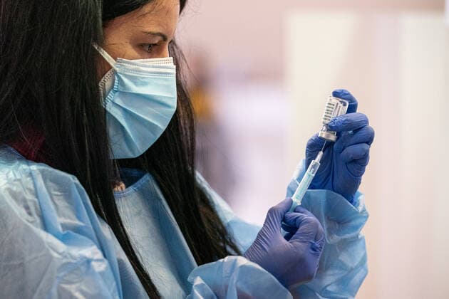 News Bilder des Tages (210407) -- CORNELLA, April 7, 2021 -- A health worker prepares a dose of AstraZeneca COVID-19 vaccine at a vaccination site in Cornella, Spain, April 7, 2021. The European Medicines Agency (EMA) confirmed on Wednesday that the occurrence of blood clots with low blood platelets are strongly associated with the administration of AstraZeneca COVID-19 vaccine, but should be still listed as very rare side effects. (Photo by Xinhua) SPAIN-CORNELLA-ASTRAZENECA COVID-19 VACCINE JoanxGosa 