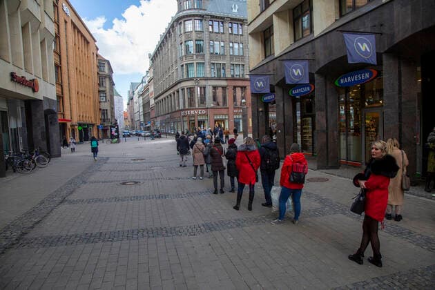 (210407) -- RIGA, April 7, 2021 -- People line up to enter a store in Riga, Latvia, on April 7, 2021. As the state of emergency, which had been in force since Nov. 9, 2020, ended on Wednesday, Latvia s retailers were rushing to reopen their stores to shoppers. During the state of emergency, only grocers and retailers selling essential goods could remain open. (Photo by Xinhua) LATVIA-RIGA-COVID-19-STATE OF EMERGENCY-END EdijsxPalens