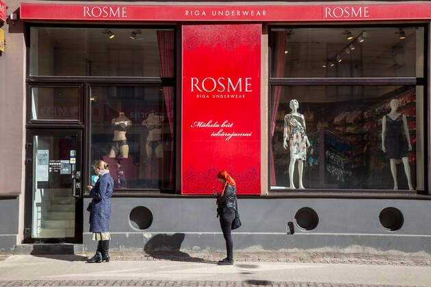 (210407) -- RIGA, April 7, 2021 -- People wait to enter a store in Riga, Latvia, on April 7, 2021. As the state of emergency, which had been in force since Nov. 9, 2020, ended on Wednesday, Latvia s retailers were rushing to reopen their stores to shoppers. During the state of emergency, only grocers and retailers selling essential goods could remain open. (Photo by Xinhua) LATVIA-RIGA-COVID-19-STATE OF EMERGENCY-END EdijsxPalens