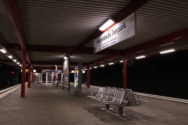 The deserted platform of the underground station Hagenbecks Tierpark during the curfew in Hamburg after 9 pm Stellingen Hamburg