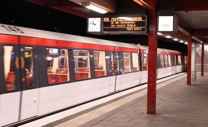 The deserted platform of the underground station Hagenbecks Tierpark during the curfew in Hamburg after 9 pm Stellingen Hamburg