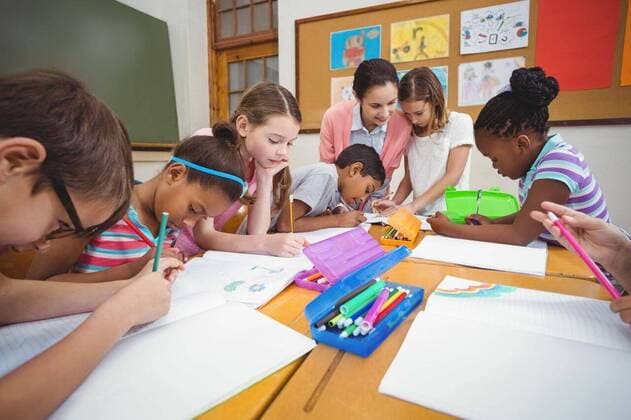 IMAGO Kreativ: Bildung, Kunsterziehung Teacher and pupils working at desk together Teacher and pupils working at desk together at the elementary school, model released, Cape Town, South Africa, 07.07.2015, 577972.jpg, back to school, education, elementary school, elementary, school, academic, class, classroom, lesson, teacher, teaching, job, career, occupation, profession, holding, chalk, pretty, brunette, happy, smiling, cheerful, pupil, learning, learn, childhood, early learning, development, cute, knowledge, schoolchild, sitting, desk, drawing, art Young Adult, Woman, Female, Caucasian, Child, Boy, Male, Girl, Mixed-Race, Chinese, Black, 18-19 Years, Young Women, Caucasian Ethnicity, 8-9 Years, Boys, 6-7 Years, Girls, Mixed-Race Person, Chinese Ethnicity, African Ethnicity
