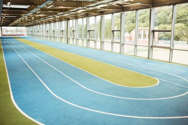 IMAGO Creative: Klub-Sport Indoor running track Indoor running track at the gym, model released, Cork, Ireland, 16.07.2015, 600537.jpg, fit, fitness, leisure, lifestyle, athletic, wellness, body care, gym, health, club, workout, health club, training, well being, sport, fitness club, activity, running track, track Indoors,Day