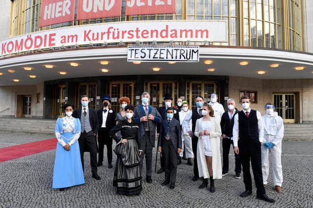 Bilder des Jahres 2021, Entertainment 04 April Entertainment Themen der Woche KW14 Entertainment Bilder des Tages Vanessa Rottenburg, Frederic Brossier, Oliver Dupont, Michaela Hanser, Birthe Wolter, Dirk Schoedon, Peer Martiny, Adisat Semenitsch, Robert Kowarik, Lorris Andre Blazejewski, Esther Agricola, Martin Woelffer, Philip Butz u.a. beim Fototermin mit dem (getesteten) Ensemble des Theaterstücks Vorhang auf für Cyrano in Maske und Kostüm vor dem Testzentrum im Schiller Theater. Unter dem Motto Testen statt spielen eröffnen die Komödie am Kurfürstendamm und der KitKatclub ein gemeinsames Testzentrum im Schiller Theater. Berlin, 07.04.2021 *** Vanessa Rottenburg, Frederic Brossier, Oliver Dupont, Michaela Hanser, Birthe Wolter, Dirk Schoedon, Peer Martiny, Adisat Semenitsch, Robert Kowarik, Lorris Andre Blazejewski, Esther Agricola, Marti Foto:xF.xKernx xFuturexImage