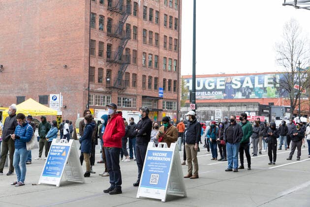News Bilder des Tages April 7, 2021, Seattle, Washington, USA: Patients wait in lines to receive the first dose of the PfizerÃ¢â‚¬BioNTech COVID-19 vaccine at the Lumen Field Event Center in Seattle on Wednesday, April 7, 2021. The City of Seattle administered a record 7,615 doses of vaccine at the site on Wednesday. Seattle USA - ZUMAg235 20210407_zap_g235_027 Copyright: xPaulxChristianxGordonx