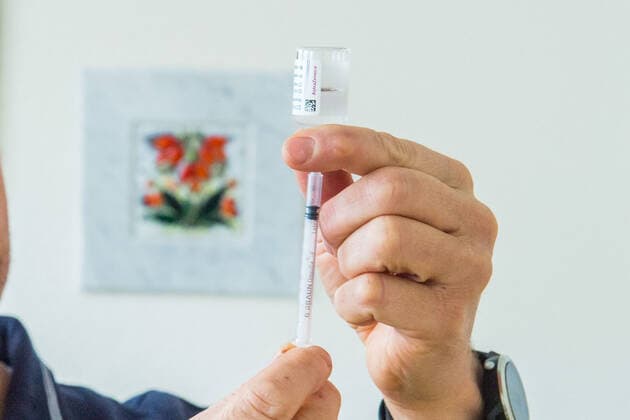 Aue, Germany 07 April 2021 A GP uses a syringe to draw a vaccine dose of AstraZeneca vaccine from an ampoule Saxony Copyright: xFotostandx xDostmannx