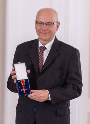 Bundespraesident Frank-Walter Steinmeier hat den gegen sexuellen Missbrauch Engagierten Matthias Katsch und Jesuitenpater Klaus Mertes (M.) mit dem Verdienstorden ausgezeichnet (Foto vom 08.04.2021). Durch ihr Wirken sei der Kampf gegen sexuellen Kindesmissbrauch und fuer die Aufklaerung auf der Tagesordnung geblieben, sagte Steinmeier bei der Verleihung der Auszeichnung am Donnerstag in Berlin. Es gebe heute keinen Zweifel mehr daran, dass Missbrauch eine schwere Straftat sei, die strafrechtliche Verfolgung verlange. Solche Faelle duerfen nie wieder nur als innere Angelegenheiten der betroffenen Institutionen, auch nicht der Kirchen, behandelt werden , betonte das Staatsoberhaupt. (Siehe epd-Meldung vom 08.04.2021) Bundesverdienstkreuz fu Copyright: epd-bildx xRolfxZoellner EDITORIAL USE ONLY