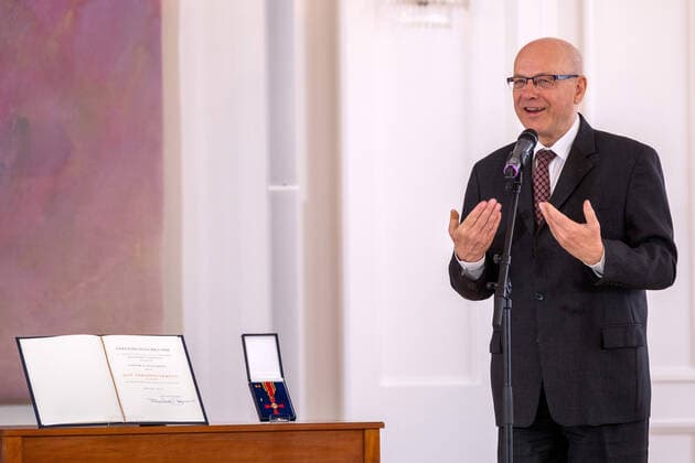 Bundespraesident Frank-Walter Steinmeier hat den gegen sexuellen Missbrauch Engagierten Matthias Katsch und Jesuitenpater Klaus Mertes (Foto) mit dem Verdienstorden ausgezeichnet (Foto vom 08.04.2021). Durch ihr Wirken sei der Kampf gegen sexuellen Kindesmissbrauch und fuer die Aufklaerung auf der Tagesordnung geblieben, sagte Steinmeier bei der Verleihung der Auszeichnung am Donnerstag in Berlin. Es gebe heute keinen Zweifel mehr daran, dass Missbrauch eine schwere Straftat sei, die strafrechtliche Verfolgung verlange. Solche Faelle duerfen nie wieder nur als innere Angelegenheiten der betroffenen Institutionen, auch nicht der Kirchen, behandelt werden , betonte das Staatsoberhaupt. (Siehe epd-Meldung vom 08.04.2021) Bundesverdienstkreuz Copyright: epd-bildx xRolfxZoellner EDITORIAL USE ONLY