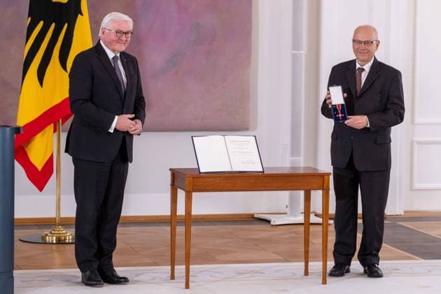 Bundespraesident Frank-Walter Steinmeier (li.) hat den gegen sexuellen Missbrauch Engagierten Matthias Katsch und Jesuitenpater Klaus Mertes (re.) mit dem Verdienstorden ausgezeichnet (Foto vom 08.04.2021). Durch ihr Wirken sei der Kampf gegen sexuellen Kindesmissbrauch und fuer die Aufklaerung auf der Tagesordnung geblieben, sagte Steinmeier bei der Verleihung der Auszeichnung am Donnerstag in Berlin. Es gebe heute keinen Zweifel mehr daran, dass Missbrauch eine schwere Straftat sei, die strafrechtliche Verfolgung verlange. Solche Faelle duerfen nie wieder nur als innere Angelegenheiten der betroffenen Institutionen, auch nicht der Kirchen, behandelt werden , betonte das Staatsoberhaupt. (Siehe epd-Meldung vom 08.04.2021) Bundesverdienstk Copyright: epd-bildx xRolfxZoellner EDITORIAL USE ONLY