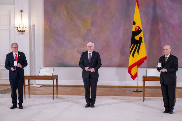 Bundespraesident Frank-Walter Steinmeier (M.) hat den gegen sexuellen Missbrauch Engagierten Matthias Katsch (li.) und Jesuitenpater Klaus Mertes (re.) mit dem Verdienstorden ausgezeichnet (Foto vom 08.04.2021). Durch ihr Wirken sei der Kampf gegen sexuellen Kindesmissbrauch und fuer die Aufklaerung auf der Tagesordnung geblieben, sagte Steinmeier bei der Verleihung der Auszeichnung am Donnerstag in Berlin. Es gebe heute keinen Zweifel mehr daran, dass Missbrauch eine schwere Straftat sei, die strafrechtliche Verfolgung verlange. Solche Faelle duerfen nie wieder nur als innere Angelegenheiten der betroffenen Institutionen, auch nicht der Kirchen, behandelt werden , betonte das Staatsoberhaupt. (Siehe epd-Meldung vom 08.04.2021) Bundesverdi Copyright: epd-bildx xRolfxZoellner EDITORIAL USE ONLY