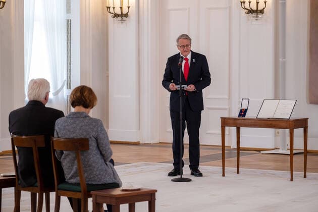 Bundespraesident Frank-Walter Steinmeier hat den gegen sexuellen Missbrauch Engagierten Matthias Katsch (Foto) und Jesuitenpater Klaus Mertes mit dem Verdienstorden ausgezeichnet (Foto vom 08.04.2021). Durch ihr Wirken sei der Kampf gegen sexuellen Kindesmissbrauch und fuer die Aufklaerung auf der Tagesordnung geblieben, sagte Steinmeier bei der Verleihung der Auszeichnung am Donnerstag in Berlin. Es gebe heute keinen Zweifel mehr daran, dass Missbrauch eine schwere Straftat sei, die strafrechtliche Verfolgung verlange. Solche Faelle duerfen nie wieder nur als innere Angelegenheiten der betroffenen Institutionen, auch nicht der Kirchen, behandelt werden , betonte das Staatsoberhaupt. (Siehe epd-Meldung vom 08.04.2021) Bundesverdienstkreuz Copyright: epd-bildx xRolfxZoellner EDITORIAL USE ONLY
