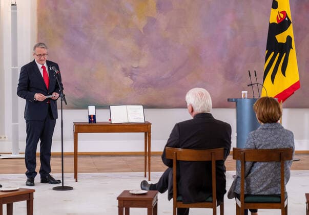 Bundespraesident Frank-Walter Steinmeier hat den gegen sexuellen Missbrauch Engagierten Matthias Katsch (Foto) und Jesuitenpater Klaus Mertes mit dem Verdienstorden ausgezeichnet (Foto vom 08.04.2021). Durch ihr Wirken sei der Kampf gegen sexuellen Kindesmissbrauch und fuer die Aufklaerung auf der Tagesordnung geblieben, sagte Steinmeier bei der Verleihung der Auszeichnung am Donnerstag in Berlin. Es gebe heute keinen Zweifel mehr daran, dass Missbrauch eine schwere Straftat sei, die strafrechtliche Verfolgung verlange. Solche Faelle duerfen nie wieder nur als innere Angelegenheiten der betroffenen Institutionen, auch nicht der Kirchen, behandelt werden , betonte das Staatsoberhaupt. (Siehe epd-Meldung vom 08.04.2021) Bundesverdienstkreuz Copyright: epd-bildx xRolfxZoellner EDITORIAL USE ONLY