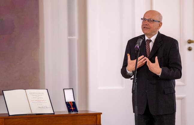 Bundespraesident Frank-Walter Steinmeier hat den gegen sexuellen Missbrauch Engagierten Matthias Katsch und Jesuitenpater Klaus Mertes (M.) mit dem Verdienstorden ausgezeichnet (Foto vom 08.04.2021). Durch ihr Wirken sei der Kampf gegen sexuellen Kindesmissbrauch und fuer die Aufklaerung auf der Tagesordnung geblieben, sagte Steinmeier bei der Verleihung der Auszeichnung am Donnerstag in Berlin. Es gebe heute keinen Zweifel mehr daran, dass Missbrauch eine schwere Straftat sei, die strafrechtliche Verfolgung verlange. Solche Faelle duerfen nie wieder nur als innere Angelegenheiten der betroffenen Institutionen, auch nicht der Kirchen, behandelt werden , betonte das Staatsoberhaupt. (Siehe epd-Meldung vom 08.04.2021) Bundesverdienstkreuz fu Copyright: epd-bildx RolfxZoellner EDITORIAL USE ONLY