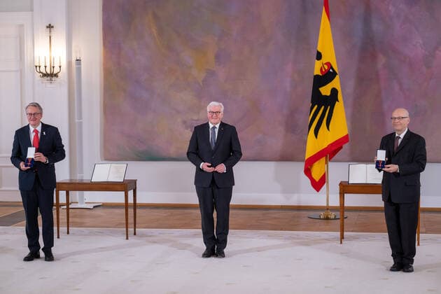 News Bilder des Tages Bundespraesident Frank-Walter Steinmeier (M.) hat den gegen sexuellen Missbrauch Engagierten Matthias Katsch (li.) und Jesuitenpater Klaus Mertes (re.) mit dem Verdienstorden ausgezeichnet (Foto vom 08.04.2021). Durch ihr Wirken sei der Kampf gegen sexuellen Kindesmissbrauch und fuer die Aufklaerung auf der Tagesordnung geblieben, sagte Steinmeier bei der Verleihung der Auszeichnung am Donnerstag in Berlin. Es gebe heute keinen Zweifel mehr daran, dass Missbrauch eine schwere Straftat sei, die strafrechtliche Verfolgung verlange. Solche Faelle duerfen nie wieder nur als innere Angelegenheiten der betroffenen Institutionen, auch nicht der Kirchen, behandelt werden , betonte das Staatsoberhaupt. (Siehe epd-Meldung vom 08.04.2021) Bundesverdi Copyright: epd-bildx xRolfxZoellner EDITORIAL USE ONLY