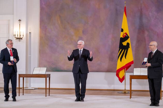 Bundespraesident Frank-Walter Steinmeier (M.) hat den gegen sexuellen Missbrauch Engagierten Matthias Katsch (li.) und Jesuitenpater Klaus Mertes (re.) mit dem Verdienstorden ausgezeichnet (Foto vom 08.04.2021). Durch ihr Wirken sei der Kampf gegen sexuellen Kindesmissbrauch und fuer die Aufklaerung auf der Tagesordnung geblieben, sagte Steinmeier bei der Verleihung der Auszeichnung am Donnerstag in Berlin. Es gebe heute keinen Zweifel mehr daran, dass Missbrauch eine schwere Straftat sei, die strafrechtliche Verfolgung verlange. Solche Faelle duerfen nie wieder nur als innere Angelegenheiten der betroffenen Institutionen, auch nicht der Kirchen, behandelt werden , betonte das Staatsoberhaupt. (Siehe epd-Meldung vom 08.04.2021) Bundesverdi Copyright: epd-bildx xRolfxZoellner EDITORIAL USE ONLY