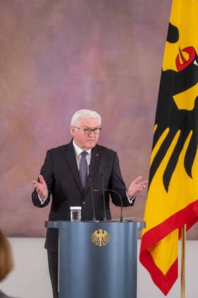Bundespraesident Frank-Walter Steinmeier (Foto) hat den gegen sexuellen Missbrauch Engagierten Matthias Katsch und Jesuitenpater Klaus Mertes mit dem Verdienstorden ausgezeichnet (Foto vom 08.04.2021). Durch ihr Wirken sei der Kampf gegen sexuellen Kindesmissbrauch und fuer die Aufklaerung auf der Tagesordnung geblieben, sagte Steinmeier bei der Verleihung der Auszeichnung am Donnerstag in Berlin. Es gebe heute keinen Zweifel mehr daran, dass Missbrauch eine schwere Straftat sei, die strafrechtliche Verfolgung verlange. Solche Faelle duerfen nie wieder nur als innere Angelegenheiten der betroffenen Institutionen, auch nicht der Kirchen, behandelt werden , betonte das Staatsoberhaupt. (Siehe epd-Meldung vom 08.04.2021) Bundesverdienstkreuz Copyright: epd-bildx xRolfxZoellner EDITORIAL USE ONLY