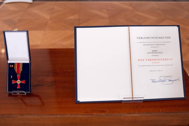 Bundespraesident Frank-Walter Steinmeier hat den gegen sexuellen Missbrauch Engagierten Matthias Katsch und Jesuitenpater Klaus Mertes mit dem Verdienstorden ausgezeichnet (Foto vom 08.04.2021: Verleihungsurkunde und Verdienstkreuz an Matthias Katsch). Durch ihr Wirken sei der Kampf gegen sexuellen Kindesmissbrauch und fuer die Aufklaerung auf der Tagesordnung geblieben, sagte Steinmeier bei der Verleihung der Auszeichnung am Donnerstag in Berlin. Es gebe heute keinen Zweifel mehr daran, dass Missbrauch eine schwere Straftat sei, die strafrechtliche Verfolgung verlange. Solche Faelle duerfen nie wieder nur als innere Angelegenheiten der betroffenen Institutionen, auch nicht der Kirchen, behandelt werden , betonte das Staatsoberhaupt. (Sieh Copyright: epd-bildx xRolfxZoellner EDITORIAL USE ONLY