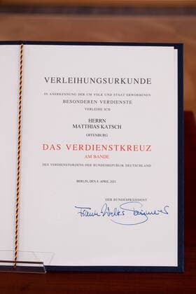 Bundespraesident Frank-Walter Steinmeier hat den gegen sexuellen Missbrauch Engagierten Matthias Katsch und Jesuitenpater Klaus Mertes mit dem Verdienstorden ausgezeichnet (Foto vom 08.04.2021: Verleihungsurkunde an Matthias Katsch). Durch ihr Wirken sei der Kampf gegen sexuellen Kindesmissbrauch und fuer die Aufklaerung auf der Tagesordnung geblieben, sagte Steinmeier bei der Verleihung der Auszeichnung am Donnerstag in Berlin. Es gebe heute keinen Zweifel mehr daran, dass Missbrauch eine schwere Straftat sei, die strafrechtliche Verfolgung verlange. Solche Faelle duerfen nie wieder nur als innere Angelegenheiten der betroffenen Institutionen, auch nicht der Kirchen, behandelt werden , betonte das Staatsoberhaupt. (Siehe epd-Meldung vom 0 Copyright: epd-bildx xRolfxZoellner EDITORIAL USE ONLY