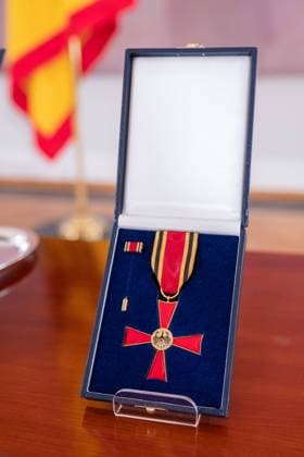 Bundespraesident Frank-Walter Steinmeier hat den gegen sexuellen Missbrauch Engagierten Matthias Katsch und Jesuitenpater Klaus Mertes mit dem Verdienstorden ausgezeichnet (Foto vom 08.04.2021: Verdienstkreuz). Durch ihr Wirken sei der Kampf gegen sexuellen Kindesmissbrauch und fuer die Aufklaerung auf der Tagesordnung geblieben, sagte Steinmeier bei der Verleihung der Auszeichnung am Donnerstag in Berlin. Es gebe heute keinen Zweifel mehr daran, dass Missbrauch eine schwere Straftat sei, die strafrechtliche Verfolgung verlange. Solche Faelle duerfen nie wieder nur als innere Angelegenheiten der betroffenen Institutionen, auch nicht der Kirchen, behandelt werden , betonte das Staatsoberhaupt. (Siehe epd-Meldung vom 08.04.2021) Bundesverdie Copyright: epd-bildx xRolfxZoellner EDITORIAL USE ONLY