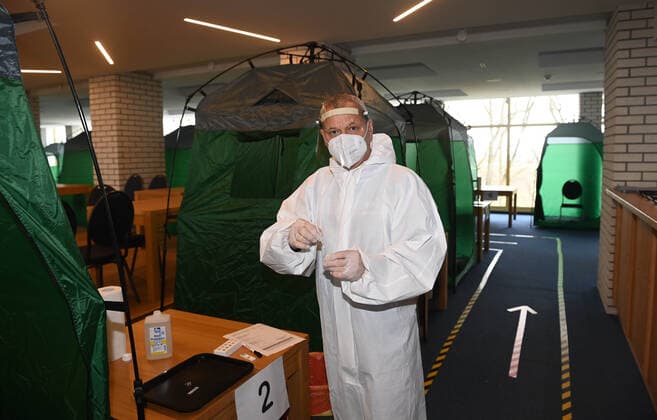 Berlin, at the Müggelturm in Berlin Köpenick there is now temporarily a Corona test center since 6 4 2021 , Andreas Leuchner takes smears in the Hauptmann Restaurant on the upper floor, 08 04 2021, Copyright: xMatthiasxKochx
