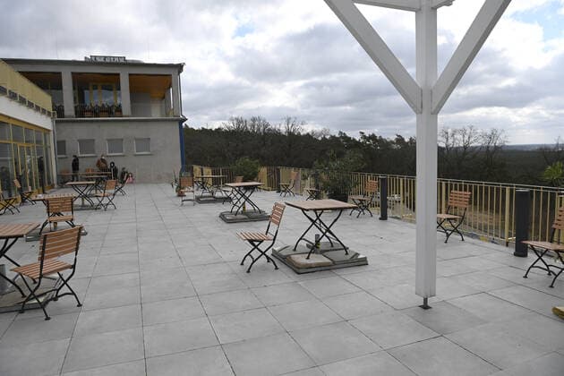 Berlin, at the Müggelturm in Berlin Köpenick there is now temporarily a Corona test center since 6 4 2021 , the waiting area is on the terrace, 08 04 2021, Copyright: xMatthiasxKochx