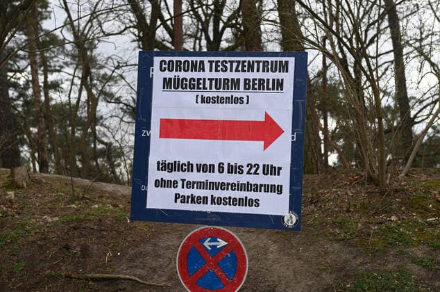 Berlin, at the Müggelturm in Berlin Köpenick there is now temporarily a Corona test center since 6 4 2021 , sign to the test center at the Müggelturm, 08 04 2021, Copyright: xMatthiasxKochx