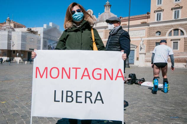Demonstration in Piazza del Popolo of autonomous and VAT numbers that demonstrated against the closures imposed by the government to contain the coronavirus epidemic.  Copyright: xStefanoxRonchinix xIPAx xStefanoxRonchinix
