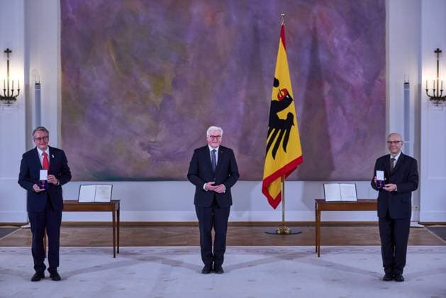 Bilder des Jahres 2021, News 04 April News Themen der Woche KW14 Bundespräsident Frank-Walter Steinmeier (Mitte) anlässlich der Verleihung des Verdienstordens der Bundesrepublik Deutschland an Matthias Katsch (l) und Pater Klaus Mertes im Schloss Bellevue in Berlin. Die beiden Geehrten engagieren sich für die Aufklärung von Missbrauchsfällen innerhalb der katholischen Kirche. Federal President Frank-Walter Steinmeier (centre) on the occasion of the award of the Order of Merit of the Federal Republic of Germany to Matthias Katsch (l) and Father Klaus Mertes at Bellevue Palace in Berlin. The two honourees are committed to clearing up cases of abuse within the Catholic Church. snapshot-photography F.Boillot *** President Frank Walter Steinmeier centre on the occasion of the award of the Order of Merit of