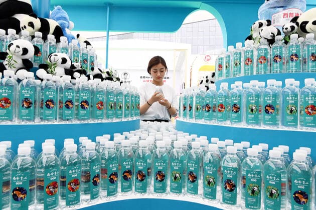 Bilder des Jahres 2021, News 04 April News Themen der Woche KW14 CHENGDU, CHINA - APRIL 07: A visitor looks at bottles of Xiling Snow Mountain water during the 104th China Food Drinks Fair at Western China International Expo City on April 7, 2021 in Chengdu, Sichuan Province of China.  Copyright: xVCGx CFP111324681889