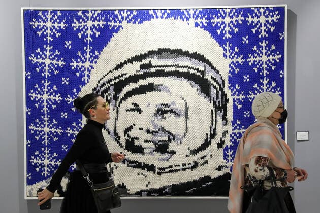 Bilder des Jahres 2021, News 04 April News Themen der Woche KW14 News Bilder des Tages MOSCOW, RUSSIA - APRIL 8, 2021: A portrait of Russian pilot and cosmonaut, Yuri Gagarin, first human in space, hand knitted by Natalya Yudina, is on display at an exhibition titled Space is Ours! at the Art Story Gallery. The exhibition marking the 60th anniversary of Yuri Gagarin s spaceflight features artworks by 40 artists from Moscow and Russian cities. Sergei Savostyanov TASS  TS0FBFBD