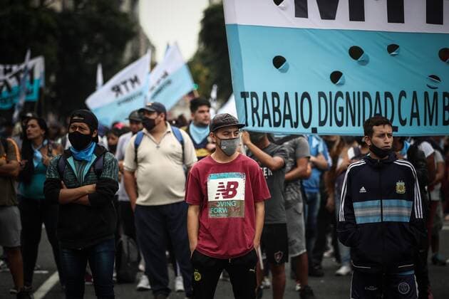 Members of social organizations are mobilizing while demanding new measures to face the economic deterioration of families in the midst of the recession and the second wave of COVID-19 infections, today in Buenos Aires, Argentina 8 April 2021. Several Argentine social organizations called a march for this Thursday in front of the ministries of Labor and Social Development, in Buenos Aires, to demand the opening of employment programs and an emergency salary increase in the poorest neighborhoods. Demonstration in Buenos Aires for the situation of poor neighborhoods !ACHTUNG: NUR REDAKTIONELLE NUTZUNG!  Copyright: xJuanxIgnacioxRONCORONIx AME8398 20210408-637535074057707536