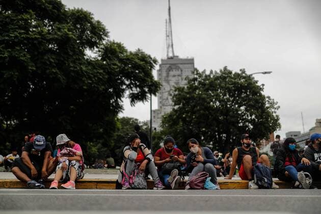 Several people rest on a street during the mobilizations of members of social organizations that demand new measures to face the economic deterioration of families amid the recession and the second wave of covid-19 infections, today in Buenos Aires, Argentina 8 April 2021. Several Argentine social organizations called a march for this Thursday in front of the ministries of Labor and Social Development, in Buenos Aires, to demand the opening of employment programs and an emergency salary increase in the poorest neighborhoods. Demonstration in Buenos Aires for the situation of poor neighborhoods !ACHTUNG: NUR REDAKTIONELLE NUTZUNG!  Copyright: xJuanxIgnacioxRONCORONIx AME8407 20210408-637535075402328272