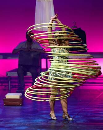 Bilder des Jahres 2021, Entertainment 04 April Entertainment Themen der Woche KW14 Entertainment Bilder des Tages Artists perform during the play Something very serious is going to happen in this town by Gabriel Garcia Marquez, within the framework of the XVI Bogota Theater and Circus Festival, in Bogota, Colombia, 07 April 2021 (issued 08 April 2021). With Murmullo , an ensemble inspired by the story Something very serious is going to happen in this town , the El Ensueno theater opened its doors, a new stage with which it is intended to bring the arts to millions of people in the south of Bogotá . The play, directed by Erika Ortega, amalgamates music, acrobatics and lights, and was also the excuse for the opening of the XVI Bogota Theater and Circus Festival, which will end on 25 April. El Ensueno, a new theater that radiates culture in the sou  Copyright: xMauricioxDuenasxCastanedax AME8380 20210408-637535126008656809
