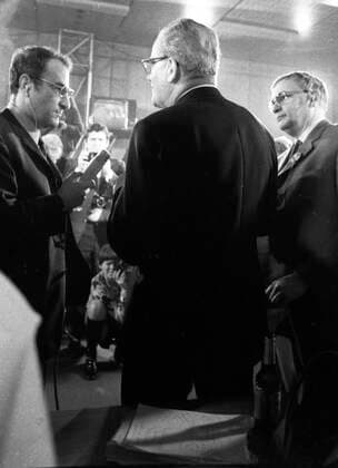 Wahlnacht 1969 mit Herbert Wehner DEU, Deutschland, Bonn: Die Wahlnacht 1969 am 28.9.1969 in Bonn .Journalisten belagern den SPD-Politiker Herbert Wehner. DEU, Germany, Bonn: The election night 1969 on 28.9.1969 in Bonn .journalists besiege the SPD politician Herbert Wehner. NRW *** Election night 1969 with Herbert Wehner DEU, Germany, Bonn The election night 1969 on 28 9 1969 in Bonn journalists besiege the SPD politician Herbert Wehner DEU, Germany, Bonn The election night 1969 on 28 9 1969 in Bonn journalists besiege the SPD politician Herbert Wehner NRW