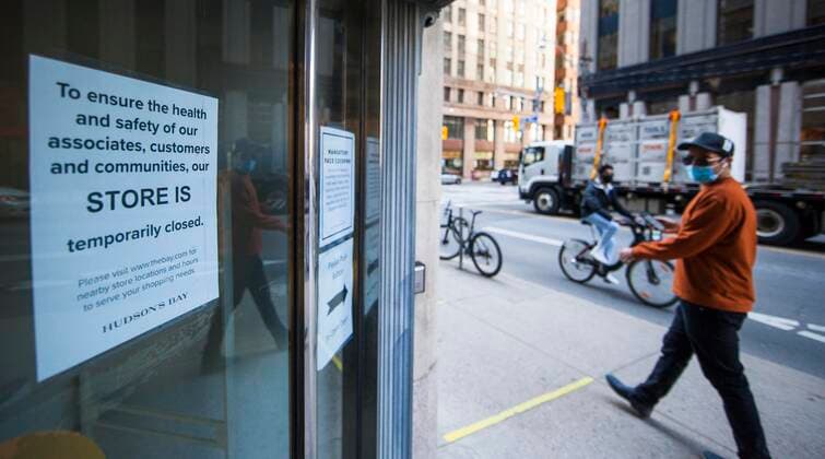 (210408) -- TORONTO, April 8, 2021 -- A man wearing a face mask walks past a closed store in Toronto, Ontario, Canada, on April 8, 2021. As COVID-19 cases rise due to more transmissible variants spreading across Canada, populous provinces in the country are reinstating public health restrictions to stem the pandemic. Ontario province imposed a provincewide stay-at-home order that went into effect at 12:01 a.m. Thursday and lasts 28 days. (Photo by Xinhua) CANADA-ONTARIO-COVID-19-STAY-AT-HOME ORDER ZouxZheng 