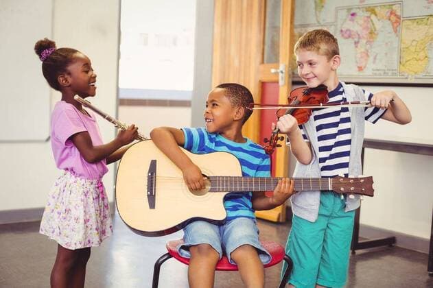 IMAGO Creative: Bildung, Musikerziehung Smiling kids playing guitar, violin, flute in classroom Smiling kids playing guitar, violin, flute in classroom at school, model released, , property released, Cape Town, South Africa, 06.03.2016, 748657.jpg, classroom, class, student, kids, primary, school, schoolgirl, schoolboy, schoolchild, casual clothing, playing, guitar, flute, violin, smiling, cheerful, siting, chair, talking, interacting, music, entertainment, music instrument, string instrument, learn, learning, hobbies, development, education, knowledge, adorable, elementary, elementary school, back to school, academic, lifestyle, leisure, childhood, happy, joy, together Child, Boy, Male, Caucasian, Black, Girl, Female, 6-7 Years, Boys, Caucasian Ethnicity, African Ethnicity, 10-