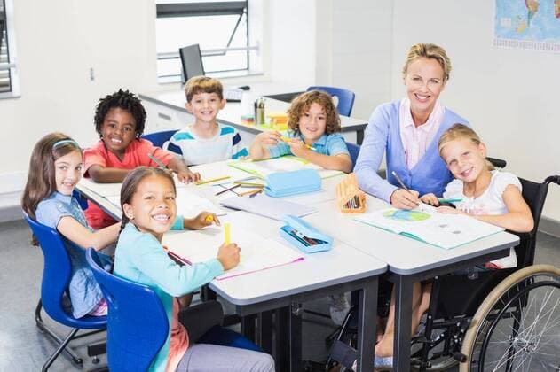 IMAGO Kreativ: Bildung, Kunsterziehung Teacher helping kids with their homework in classroom Teacher helping kids with their homework in classroom at school, model released, Cape Town, South Africa, 05.03.2016, 753633.jpg, classroom, class, student, primary, school, schoolboy, schoolgirl, schoolchild, kids, teacher, casual clothing, blonde hair, dreadlock, chair, desk, wheelchair, handicapped, smiling, cheerful, happy, sitting, drawing, writing, assisting, notebook, drawing book, pencil, pencil box, attentive, learn, learning, studying, teaching, study, development, elementary, elementary school, education, back to school, art, creativity, childhood, innocence, knowledge, academic, lifestyle, leisure, guidance, together Indoors,Portrait,Looking at camera