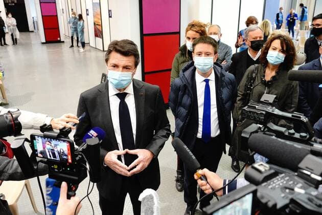 Coronavirus in Frankreich, Impfzentrum in Nizza Christian Estrosi (Maire de Nice, President de la Metropole Nice Cote d Azur, President delegue de la Region Provence Alpes Cote d Azur) inaugure le lancement de l operation 5000 vaccins sur une journee et sur un seul site NEWS : Le centre de vaccination avec la plus grande capacite de France est a Nice - Nice - 09 04 2021 NorbertScanella PanoramiC 