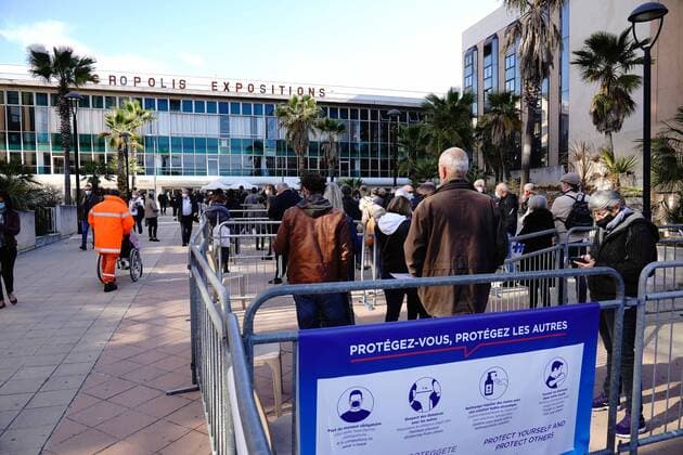 Coronavirus in Frankreich, Impfzentrum in Nizza Christian Estrosi (Maire de Nice, President de la Metropole Nice Cote d Azur, President delegue de la Region Provence Alpes Cote d Azur) inaugure le lancement de l operation 5000 vaccins sur une journee et sur un seul site NEWS : Le centre de vaccination avec la plus grande capacite de France est a Nice - Nice - 09 04 2021 NorbertScanella PanoramiC 