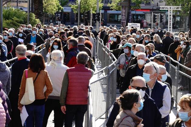 Coronavirus in Frankreich, Impfzentrum in Nizza Christian Estrosi (Maire de Nice, President de la Metropole Nice Cote d Azur, President delegue de la Region Provence Alpes Cote d Azur) inaugure le lancement de l operation 5000 vaccins sur une journee et sur un seul site NEWS : Le centre de vaccination avec la plus grande capacite de France est a Nice - Nice - 09 04 2021 NorbertScanella PanoramiC 