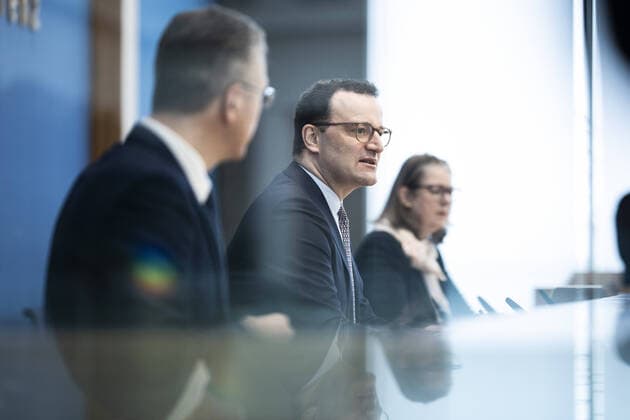 R L Jens Spahn, Federal Minister of Health, and Lothar Wieler, President of the Robert Koch Institute RKI , recorded during a press conference on the nationwide Corona situation in Berlin, 09 04 2021 Berlin Germany Copyright: xFlorianxGaertner photothek.dex