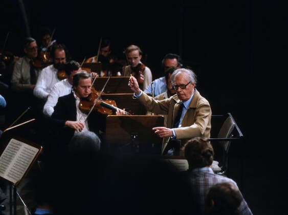 KARL BÖHM Karl Böhm, österreichischer Dirigent und die Wiener Symphoniker, 1980. Karl Boehm, Austrian conductor and Orchestra Wiener Symphoniker, 1980., Deutschland Copyright: kpa UnitedArchives55021208 EDITORIAL USE ONLY