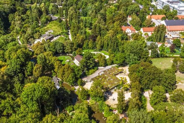 Luftbild Ausgburger Zoo und Umgebung Der Stadtwald mit Zoo und Botanischem Garten ist die grüne Lunge Augsburgs und das Naherholungsgebiet für die Stadtbevölkerung Augsburg - Stadtwald und Zoologischer Garten *** Aerial view of Augsburg Zoo and surroundings The city forest with zoo and botanical garden is the green lung of Augsburg and the local recreation area for the city population Augsburg City Forest and Zoological Garden Copyright: xmultimaps360-Schweyer Rochaux 20190818_zoo_003